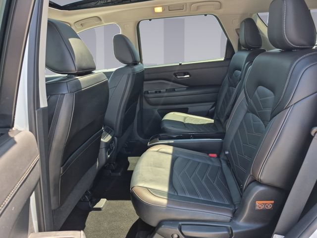 Used 2024 Nissan Pathfinder Platinum AWD/4WD image 16