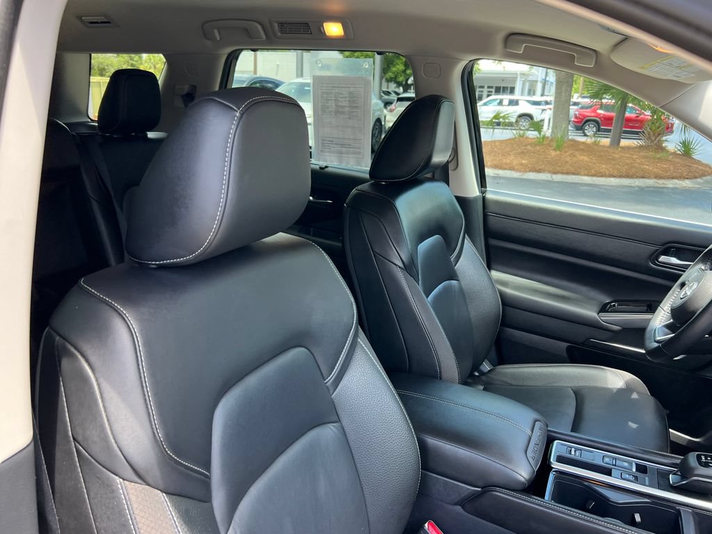 Used 2025 Nissan Pathfinder SL FWD image 25
