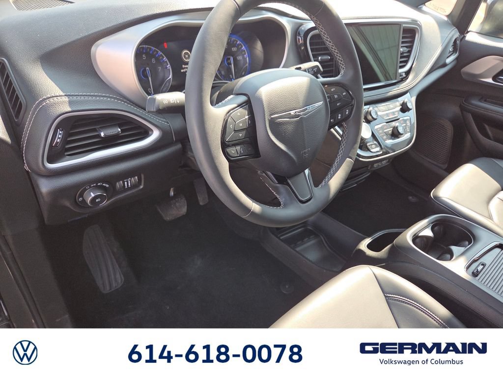 Used 2023 Chrysler Pacifica Touring-L w/ S Appearance Package AWD/4WD image 18