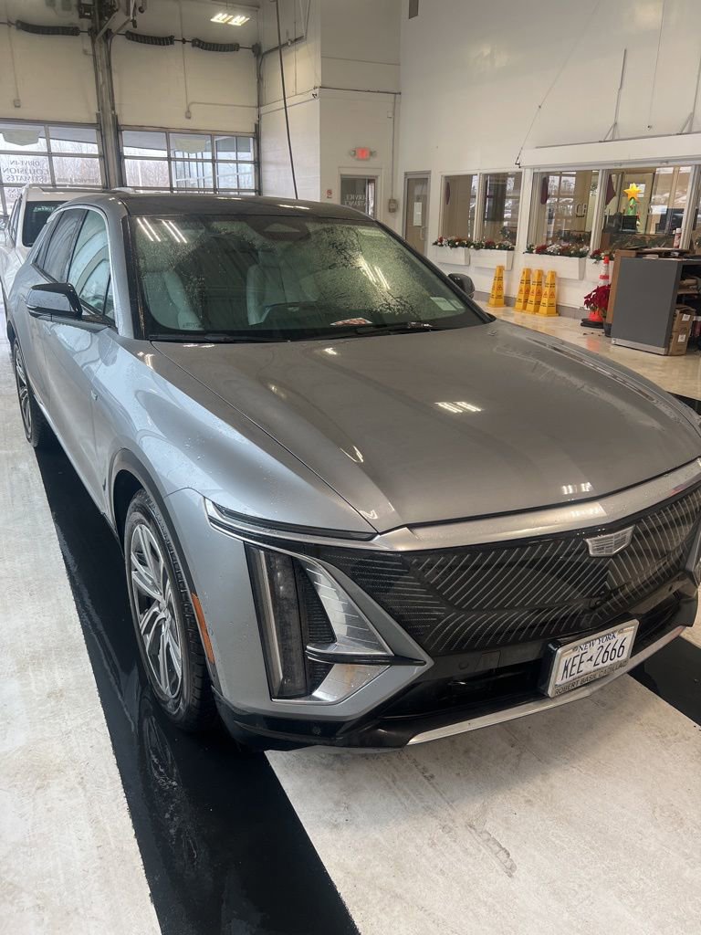 New 2026 Cadillac Lyriq Luxury image 2