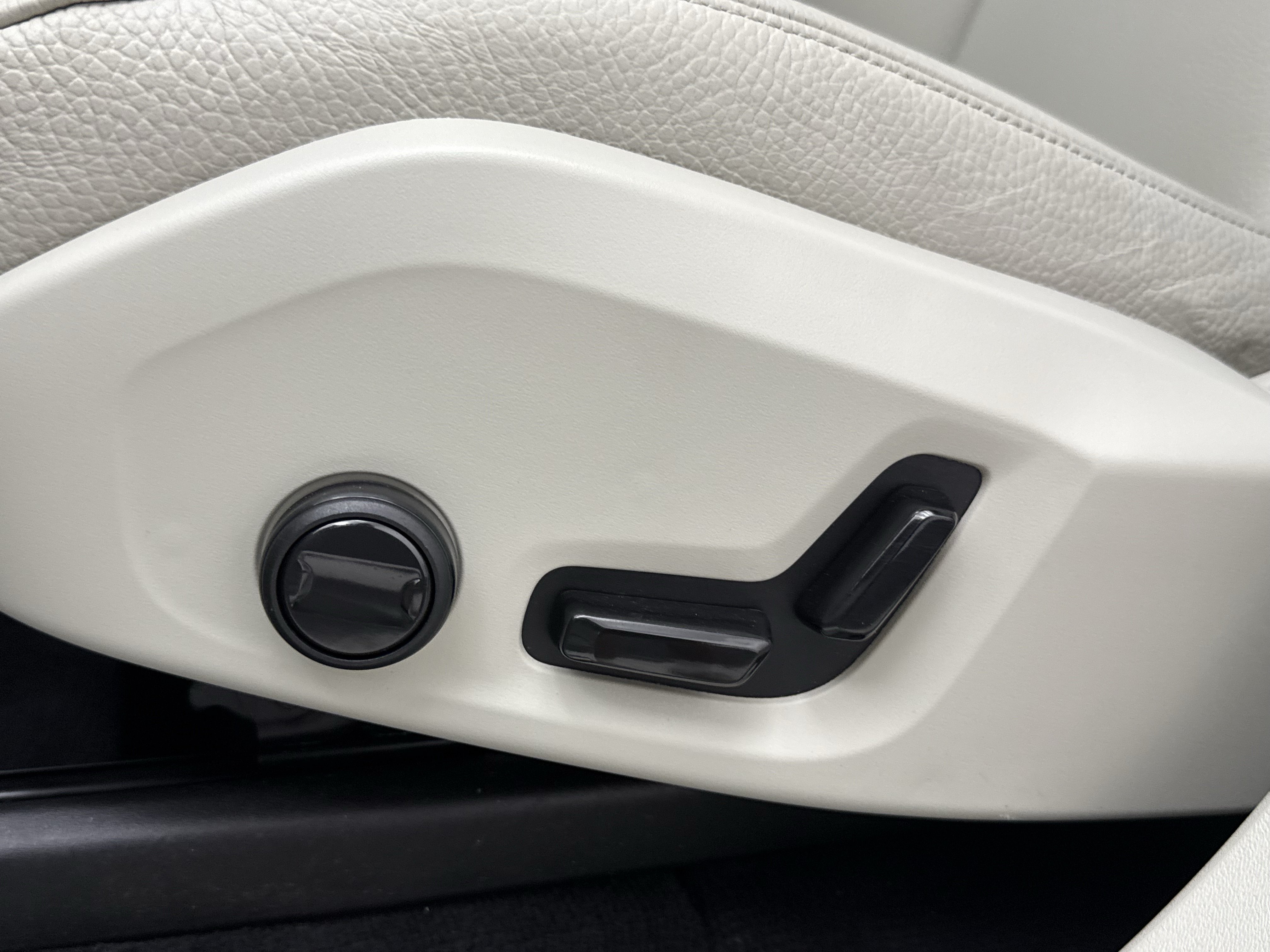 Certified 2024 Volvo XC90 B6 Plus w/ Protection Package Premier AWD/4WD image 27
