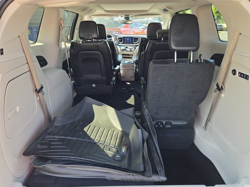 Used 2017 Chrysler Pacifica Limited FWD image 29
