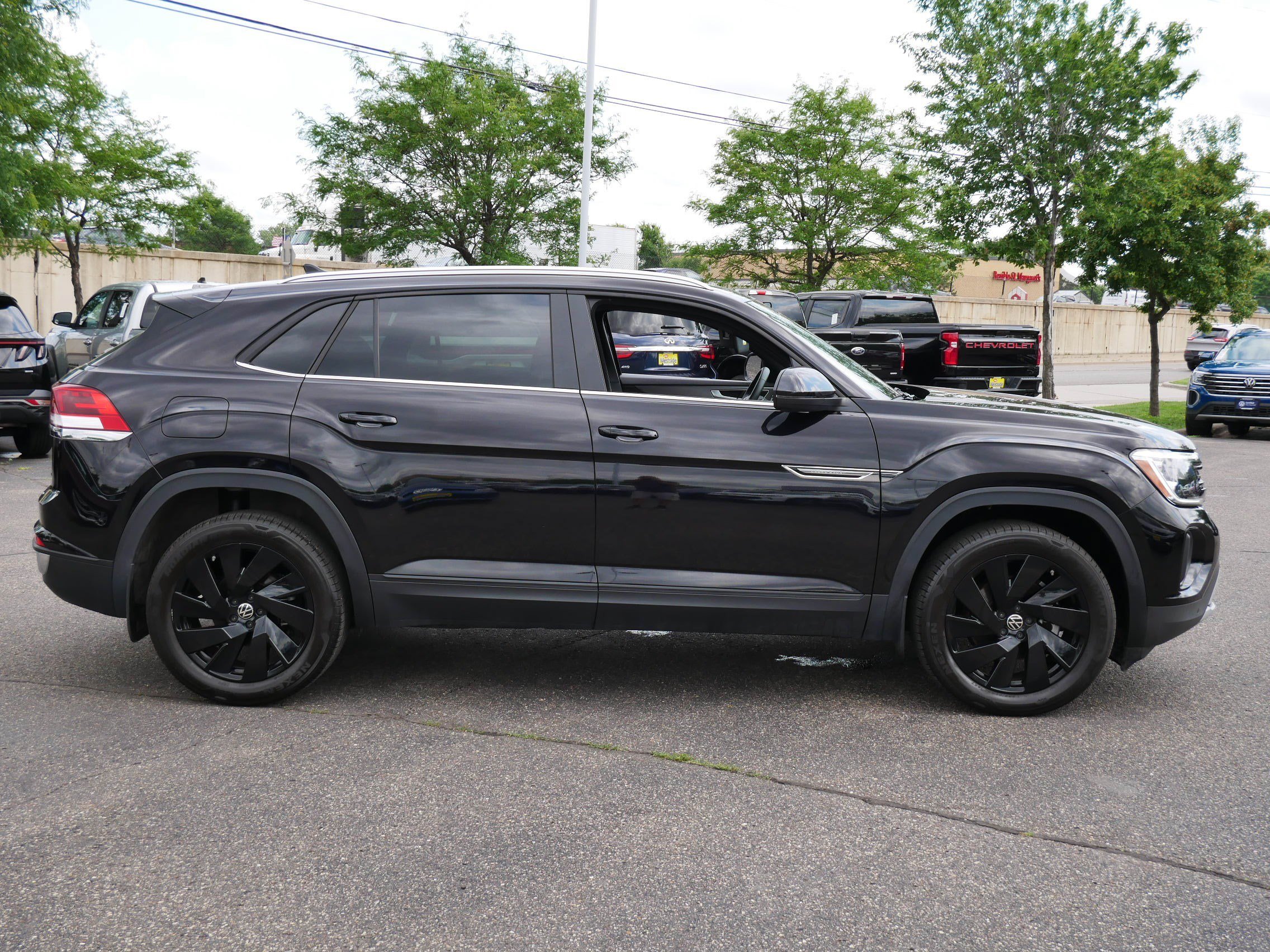 Certified 2024 Volkswagen Atlas Cross Sport SE w/ Panoramic Sunroof Package AWD/4WD image 8