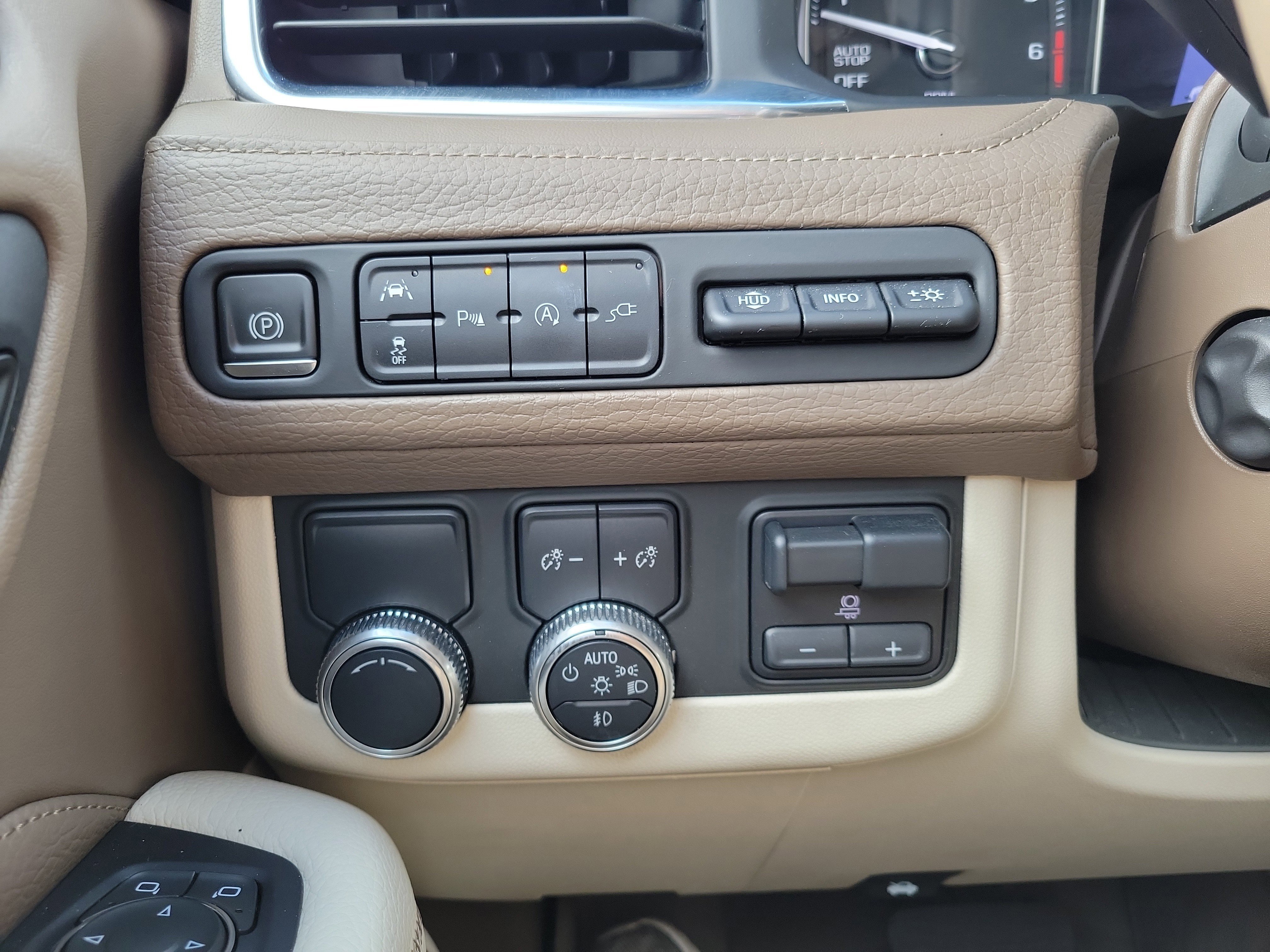 Used 2021 GMC Yukon Denali w/ Denali Premium Package image 10