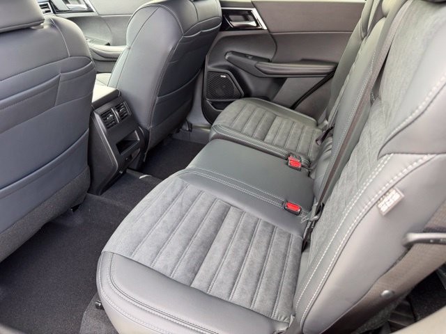 New 2026 Mitsubishi Outlander LE FWD image 18