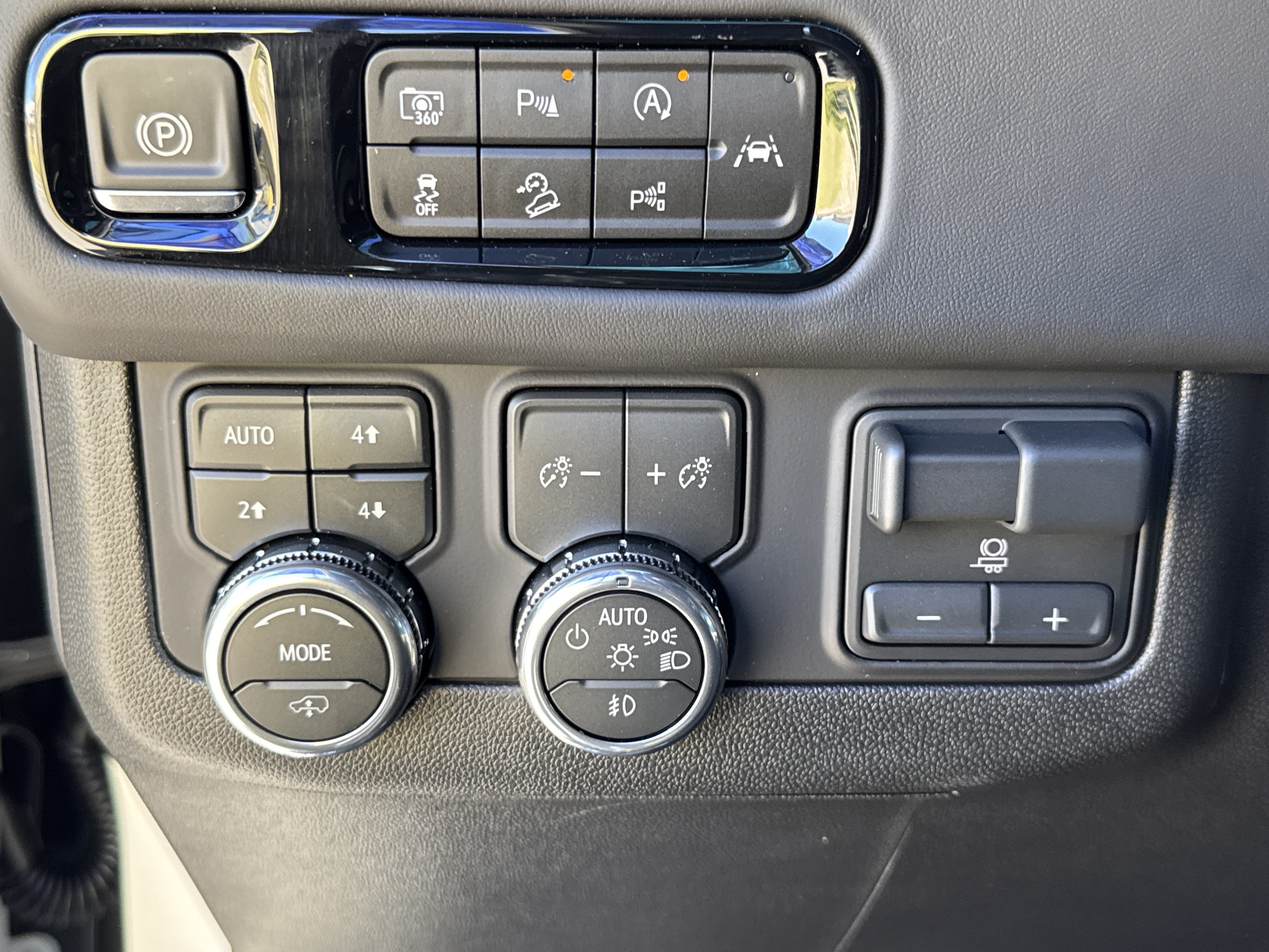 New 2026 GMC Yukon XL AT4 Ultimate AWD/4WD image 18