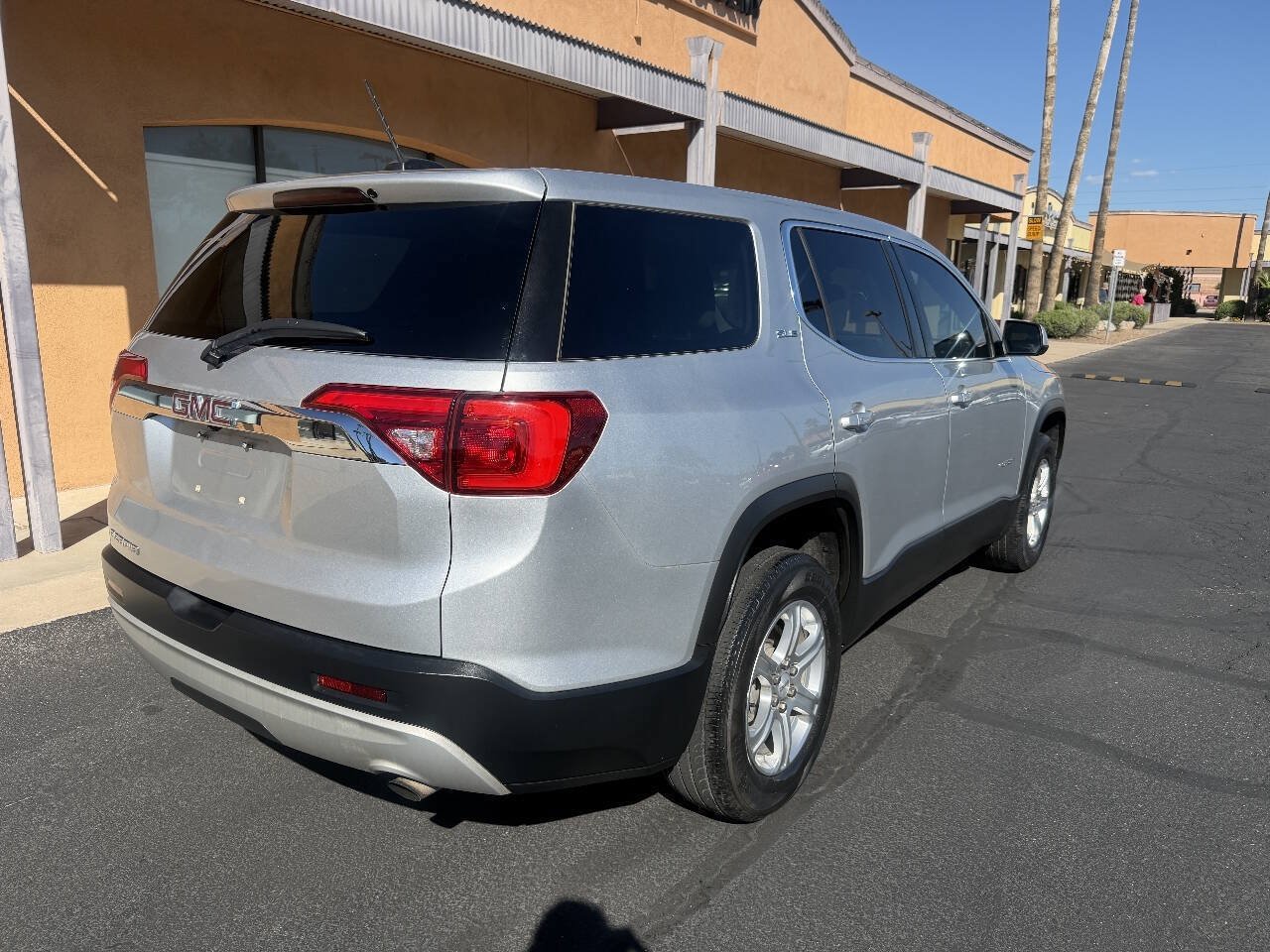 Used 2018 GMC Acadia SLE w/ LPO, Cargo Package FWD image 11