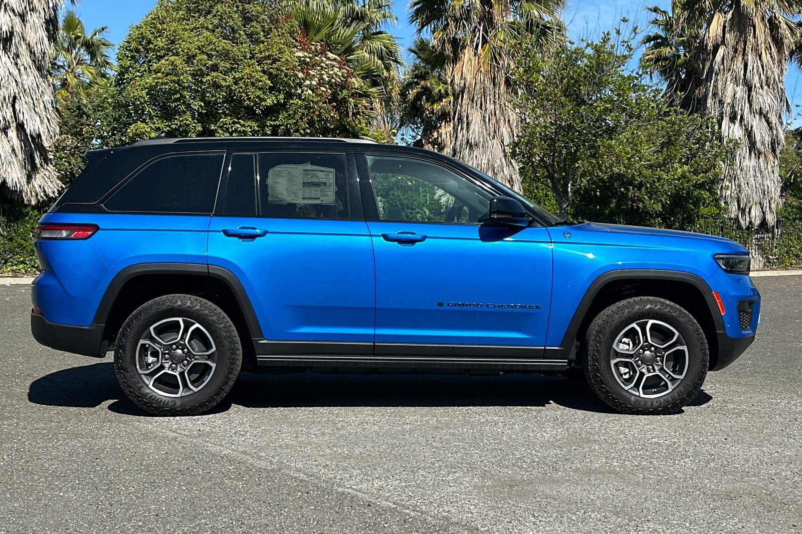 New 2023 Jeep Grand Cherokee Trailhawk 4xe AWD/4WD image 2