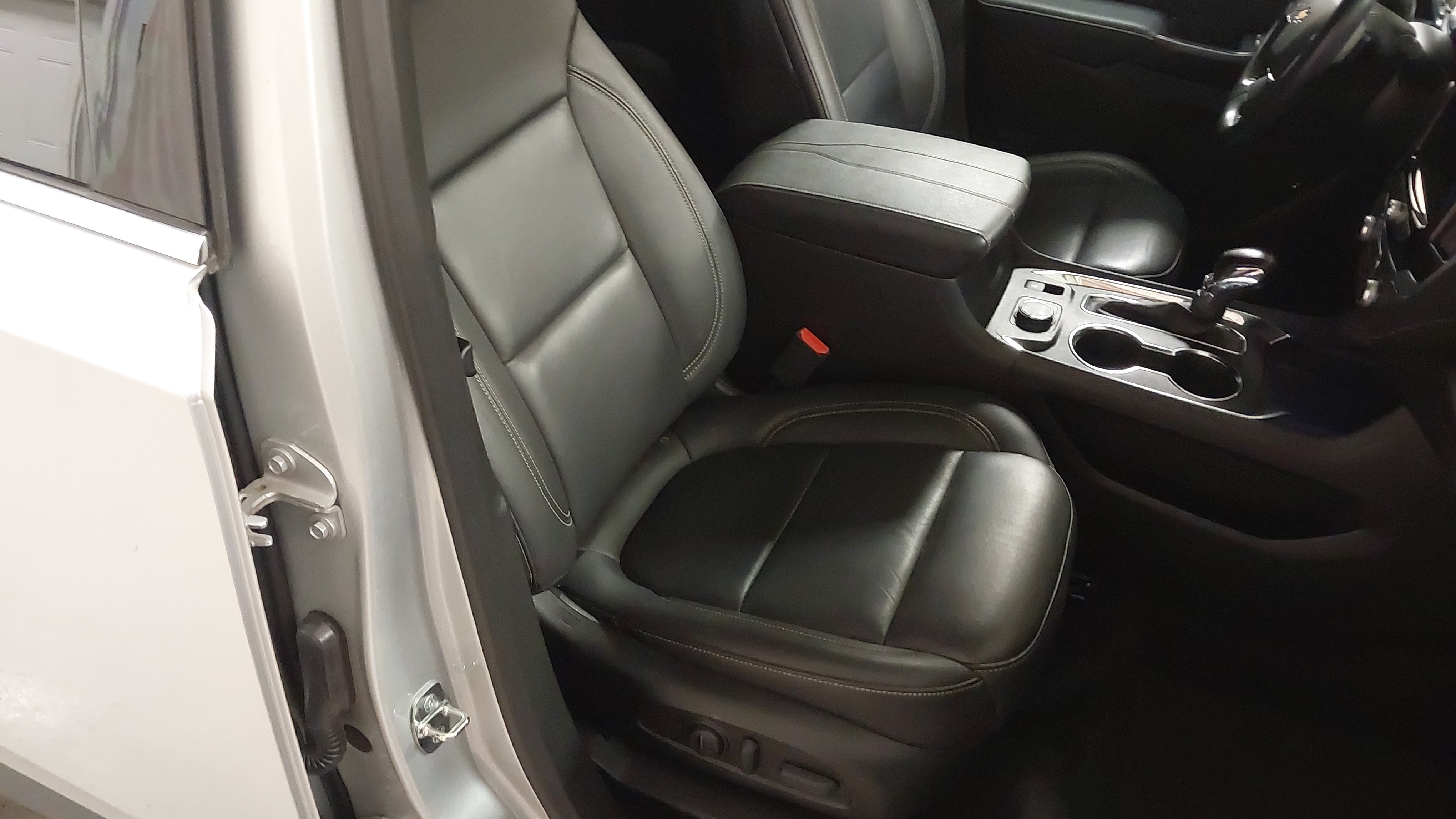 Certified 2022 Chevrolet Traverse LT w/ LPO, Cargo Package AWD/4WD image 28