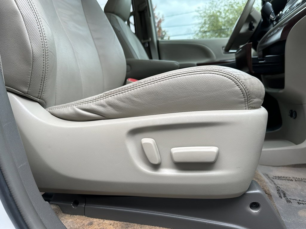 Used 2013 Toyota Sienna XLE image 26