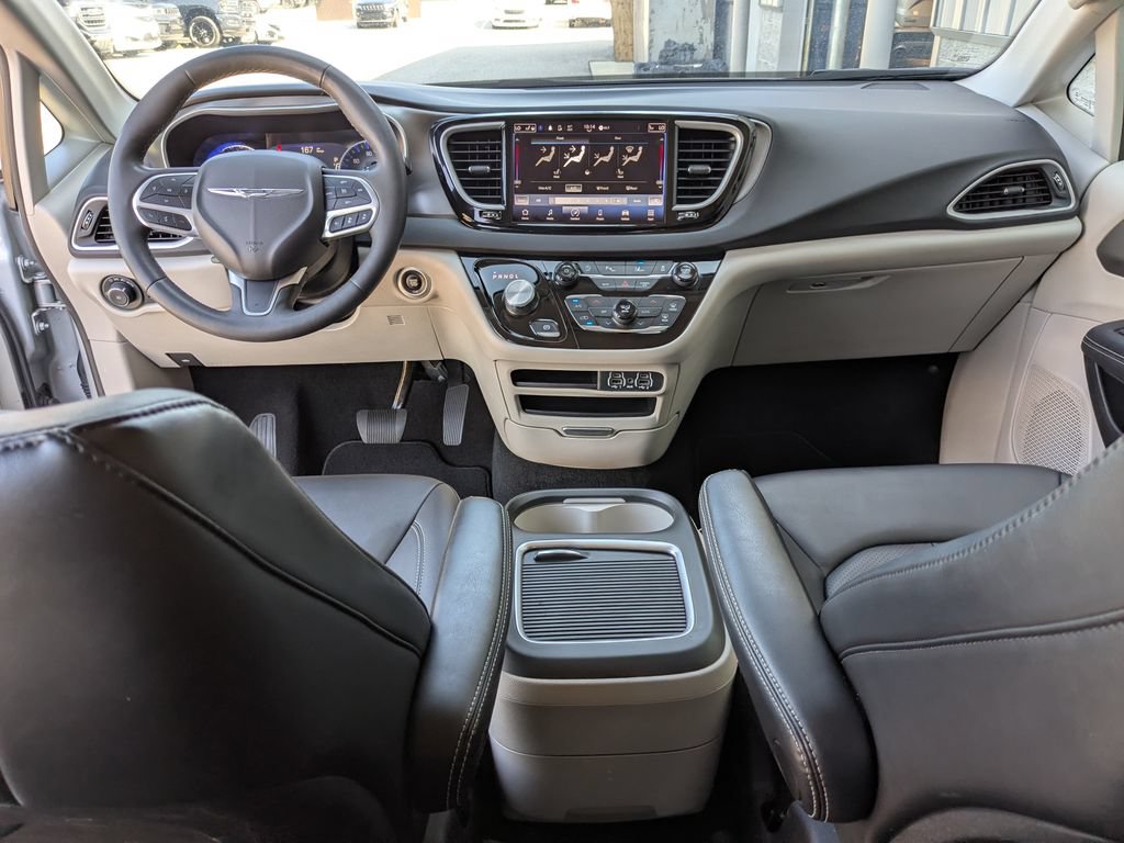 Used 2024 Chrysler Pacifica Touring-L FWD image 27