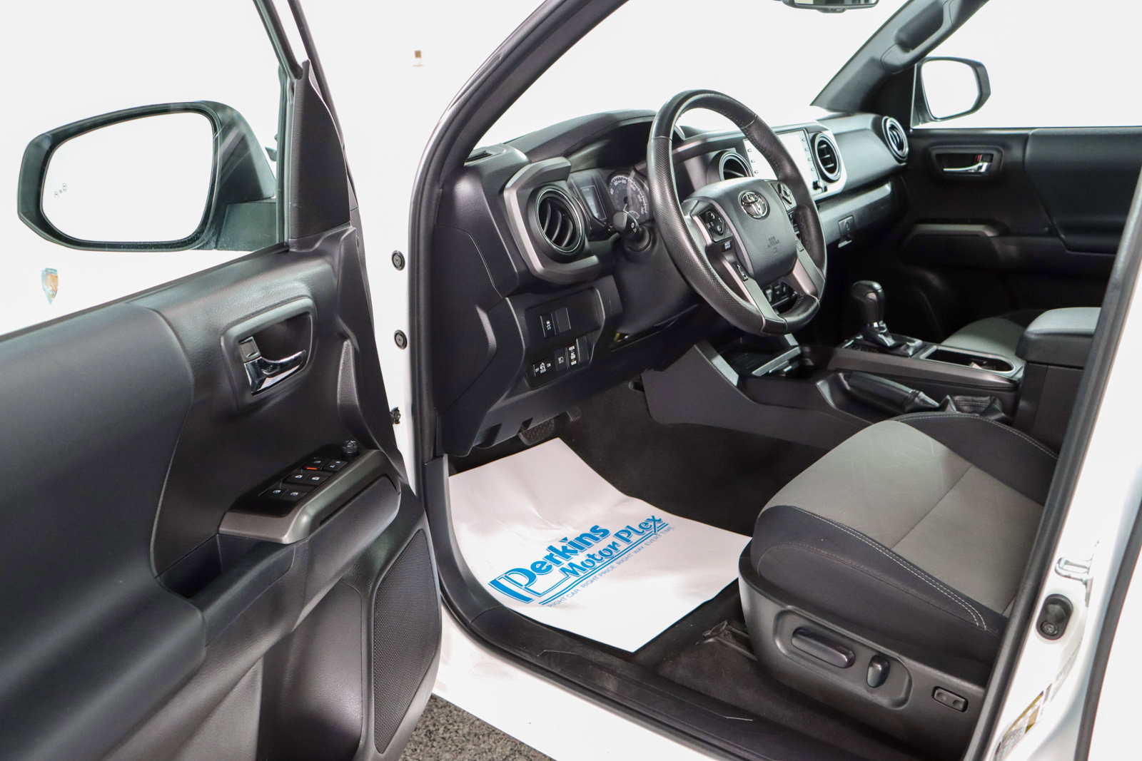 Used 2023 Toyota Tacoma TRD Off-Road image 3