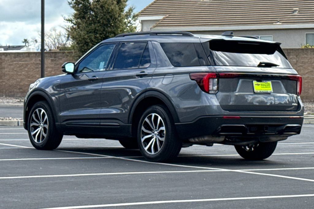 Used 2025 Ford Explorer ST-Line image 3