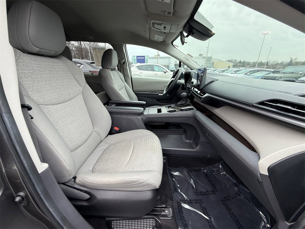 Used 2024 Toyota Sienna LE image 25