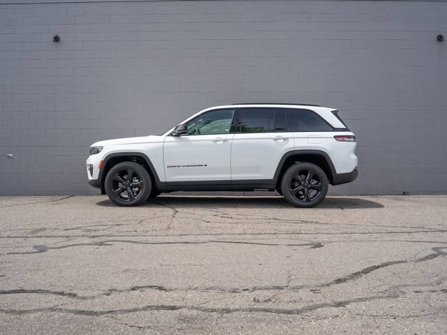 Used 2024 Jeep Grand Cherokee Limited w/ Black Appearance Package AWD/4WD video 2