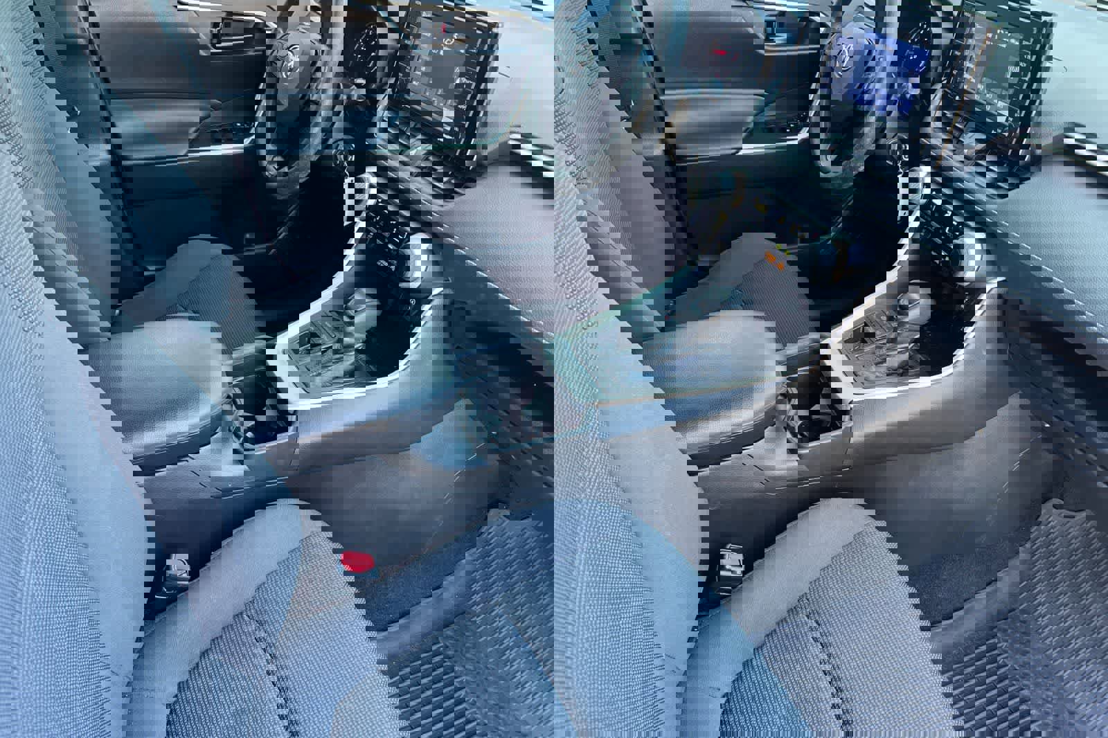 Used 2021 Toyota RAV4 LE image 18