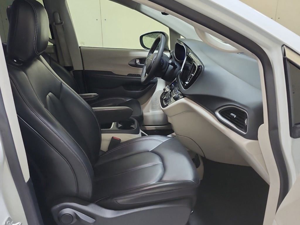 Used 2023 Chrysler Pacifica Touring-L FWD image 10