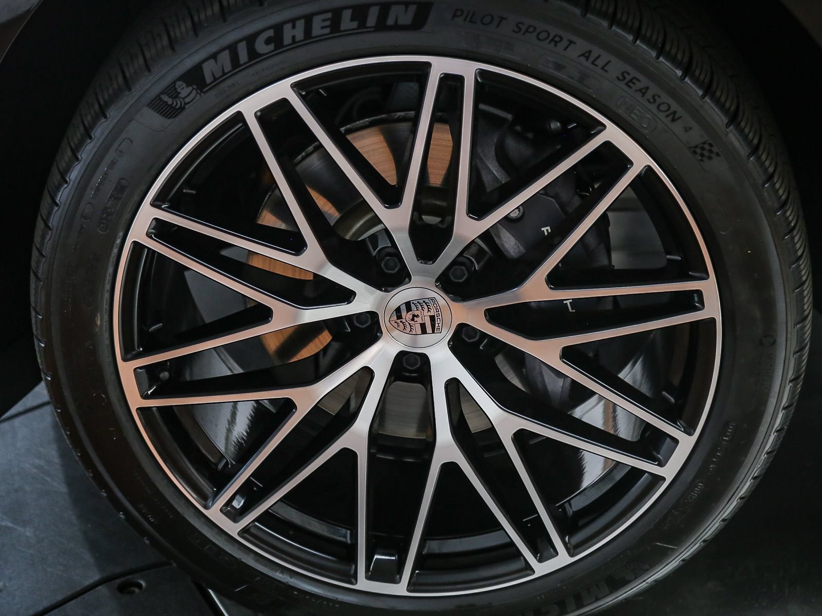 Certified 2026 Porsche Macan AWD/4WD image 13