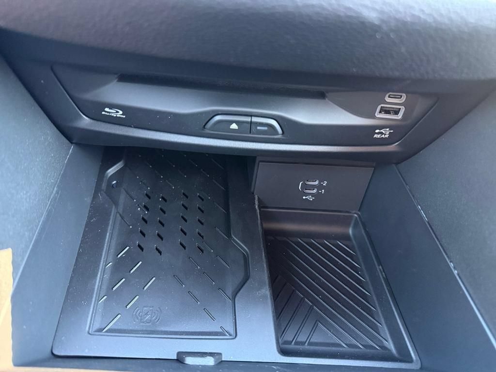 New 2026 Chrysler Pacifica Limited w/ Uconnect Theater Family Group FWD image 18