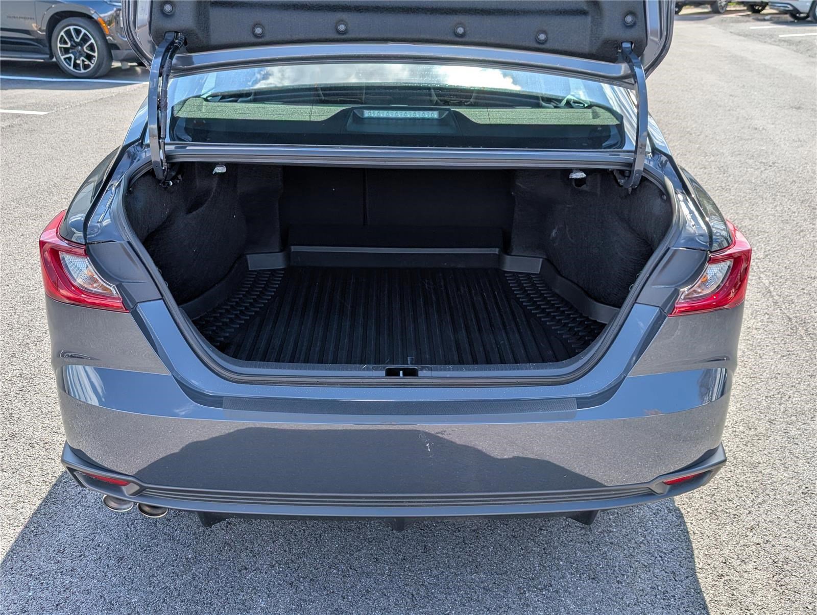 Used 2025 Toyota Camry SE image 13