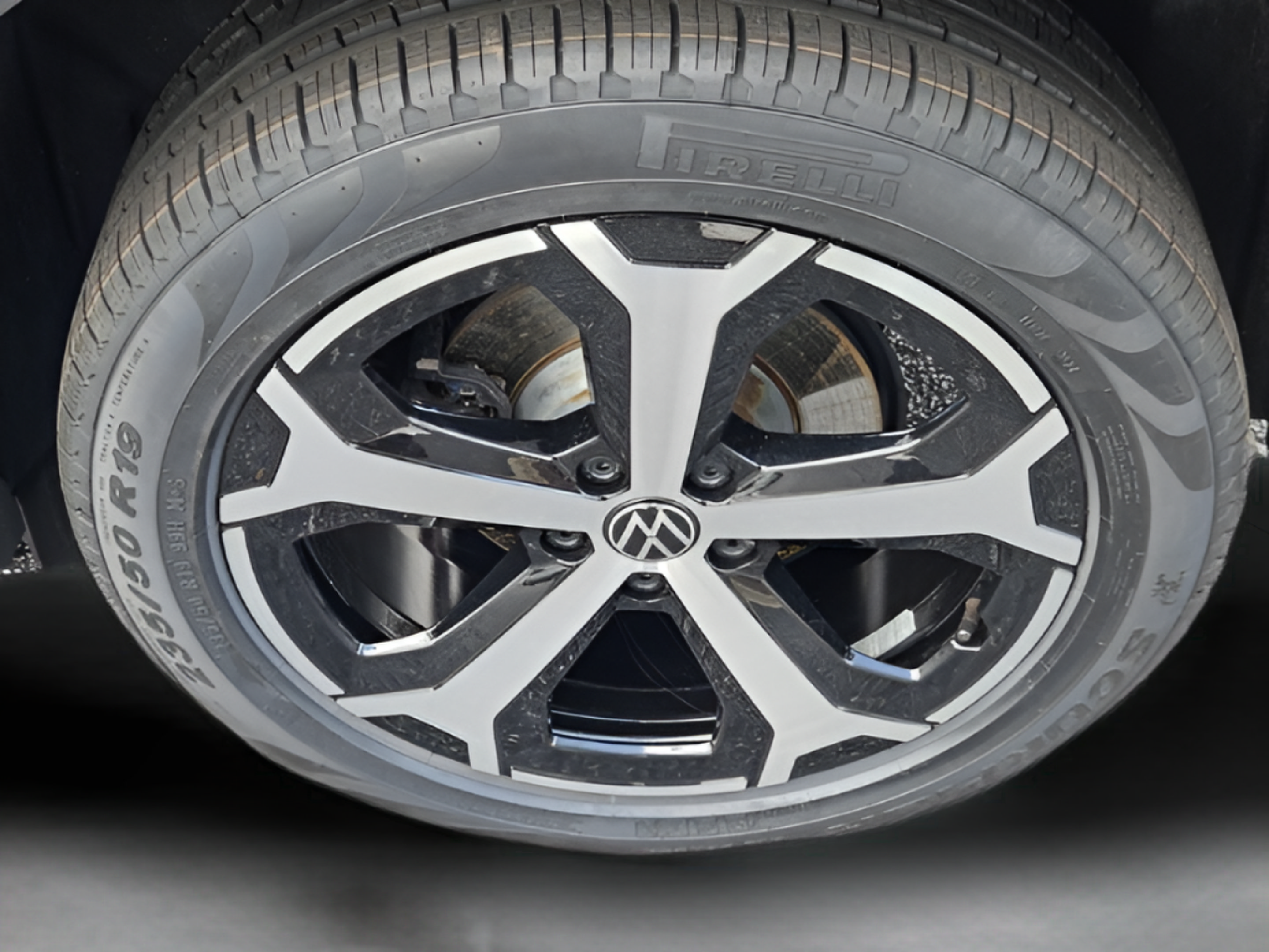 Used 2025 Volkswagen Tiguan SE AWD/4WD image 29