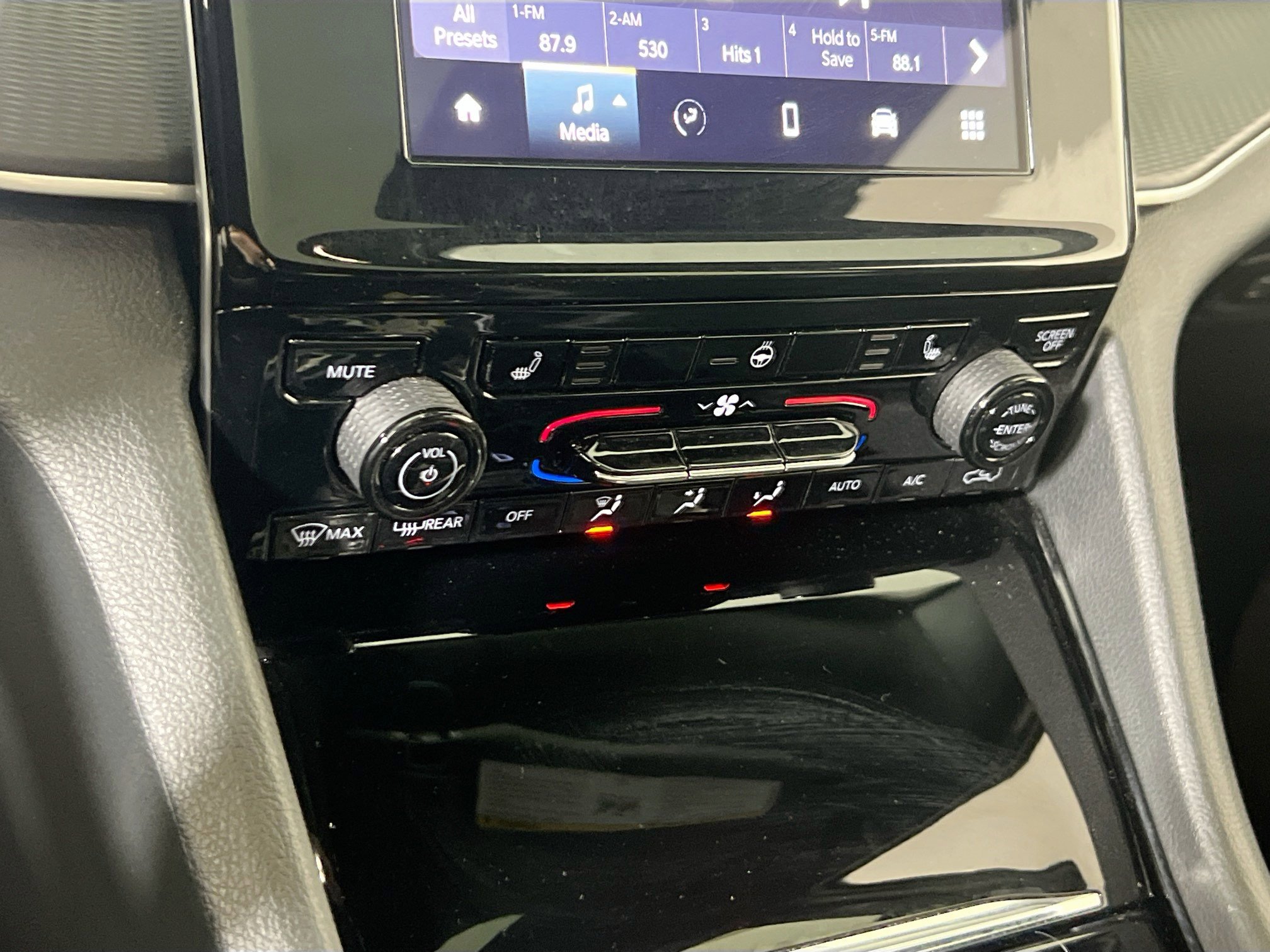 Used 2023 Jeep Grand Cherokee Altitude image 15