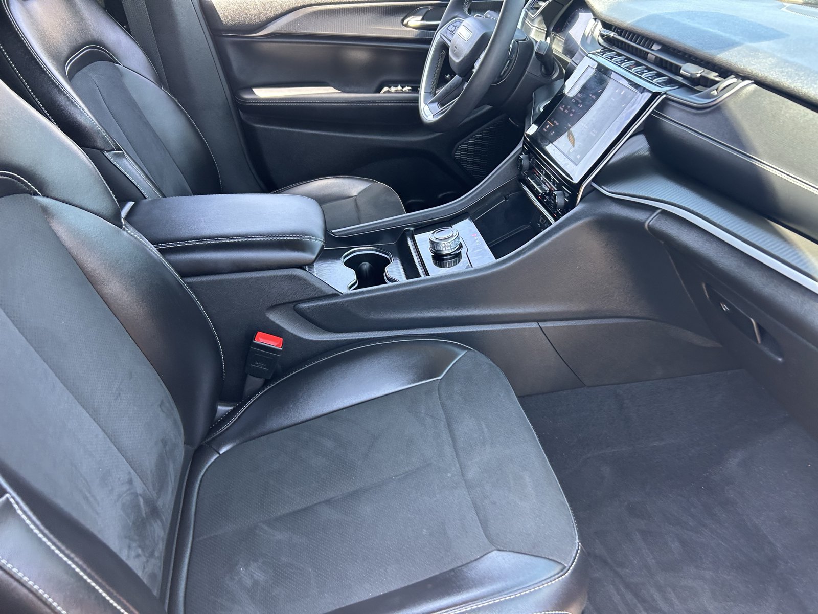 Used 2024 Jeep Grand Cherokee L Altitude AWD/4WD image 12