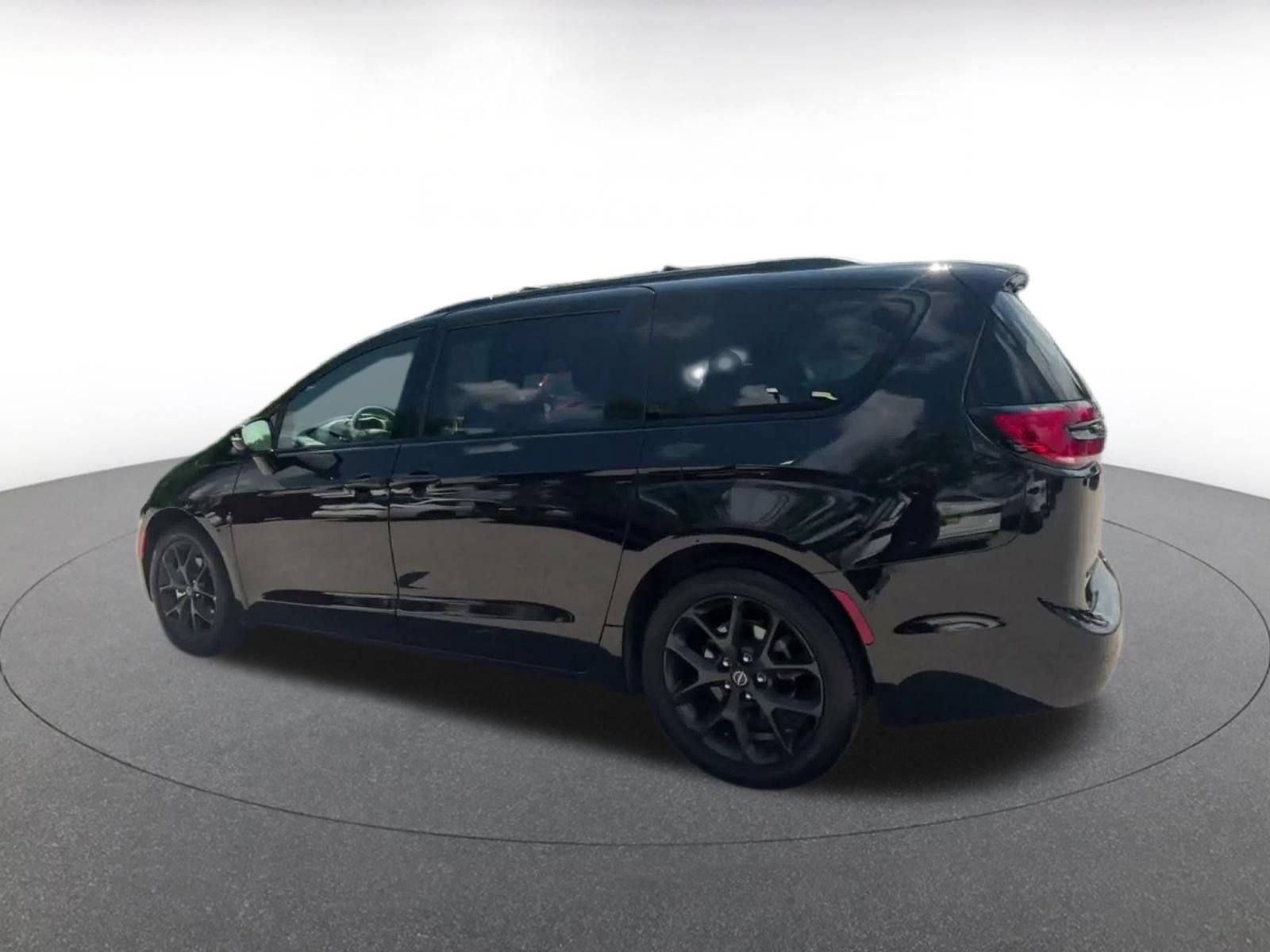 Used 2025 Chrysler Pacifica Limited FWD image 9