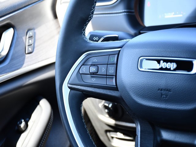 Used 2025 Jeep Grand Cherokee Limited w/ Black Appearance Package image 22