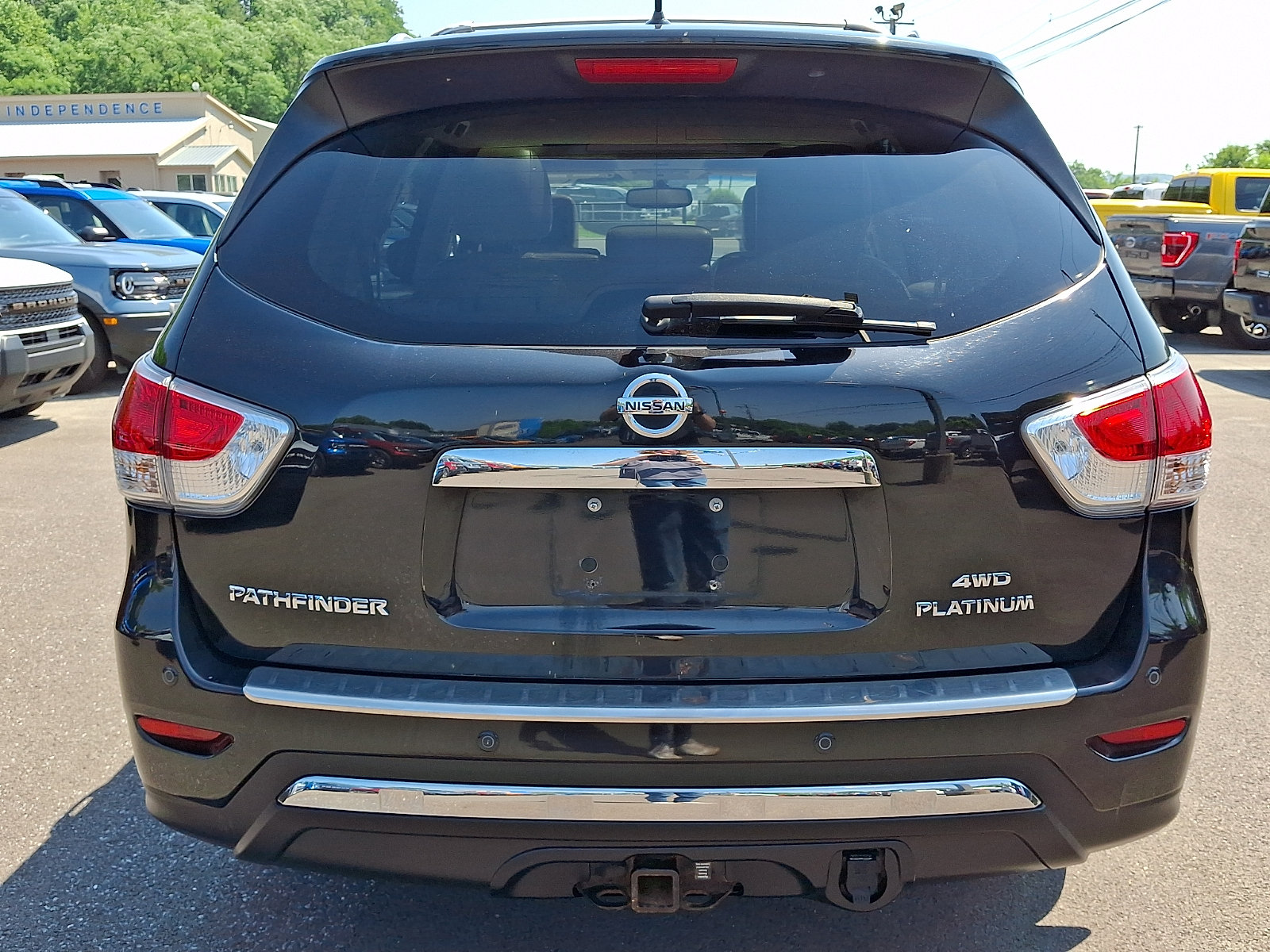 Used 2015 Nissan Pathfinder Platinum w/ Family Entertainment Package AWD/4WD image 9