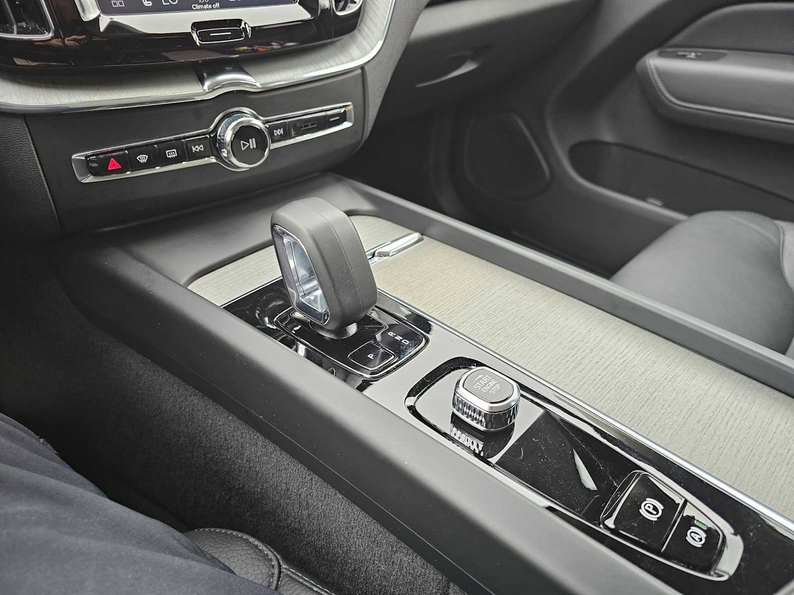 Certified 2025 Volvo XC60 B5 Plus AWD/4WD image 28