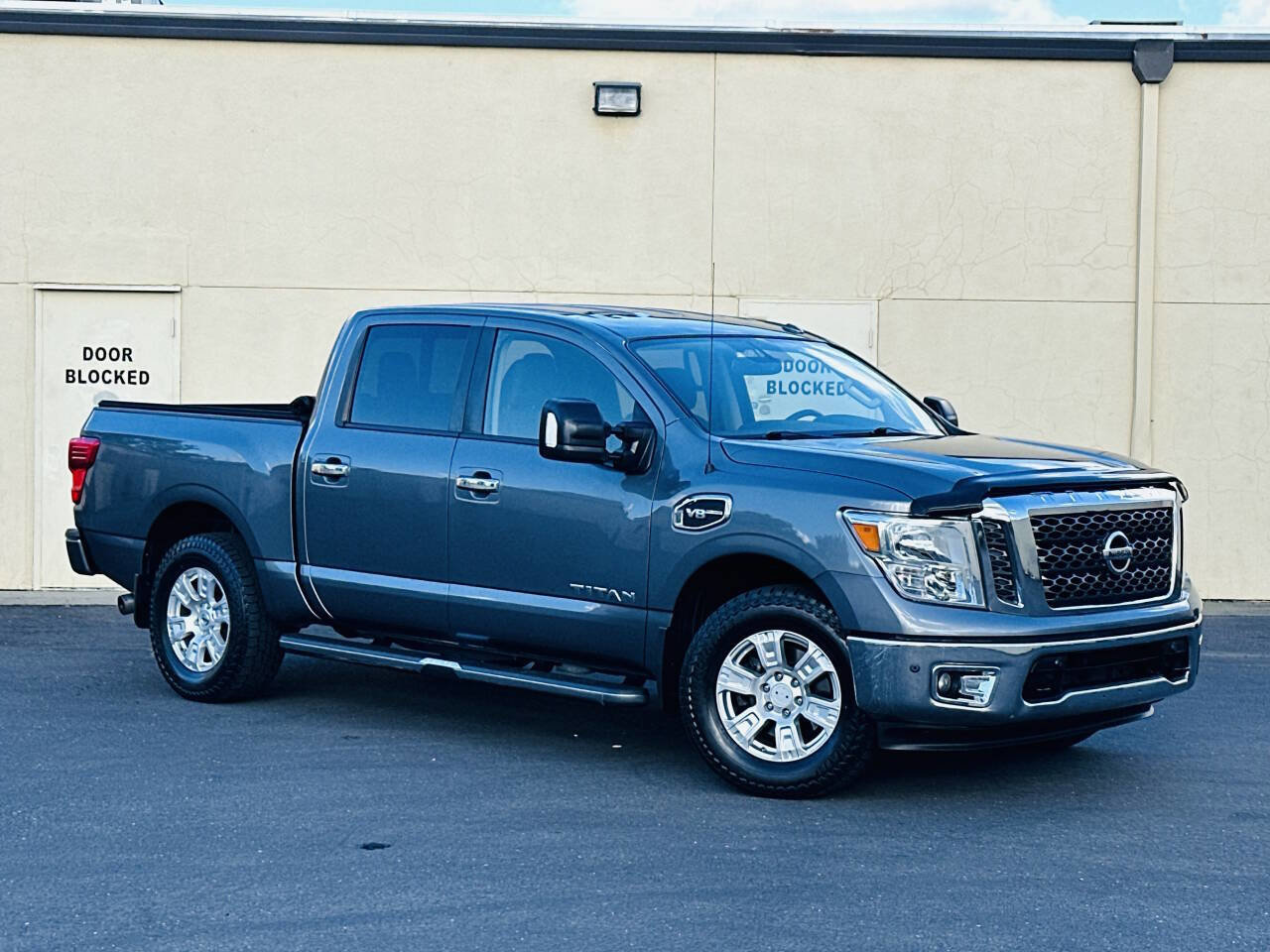 Used 2017 Nissan Titan SV AWD/4WD image 2
