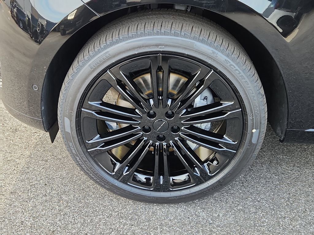 New 2026 Land Rover Range Rover Long Wheelbase SE image 9