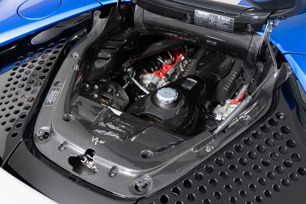 Used 2022 Ferrari SF90 Spider image 18