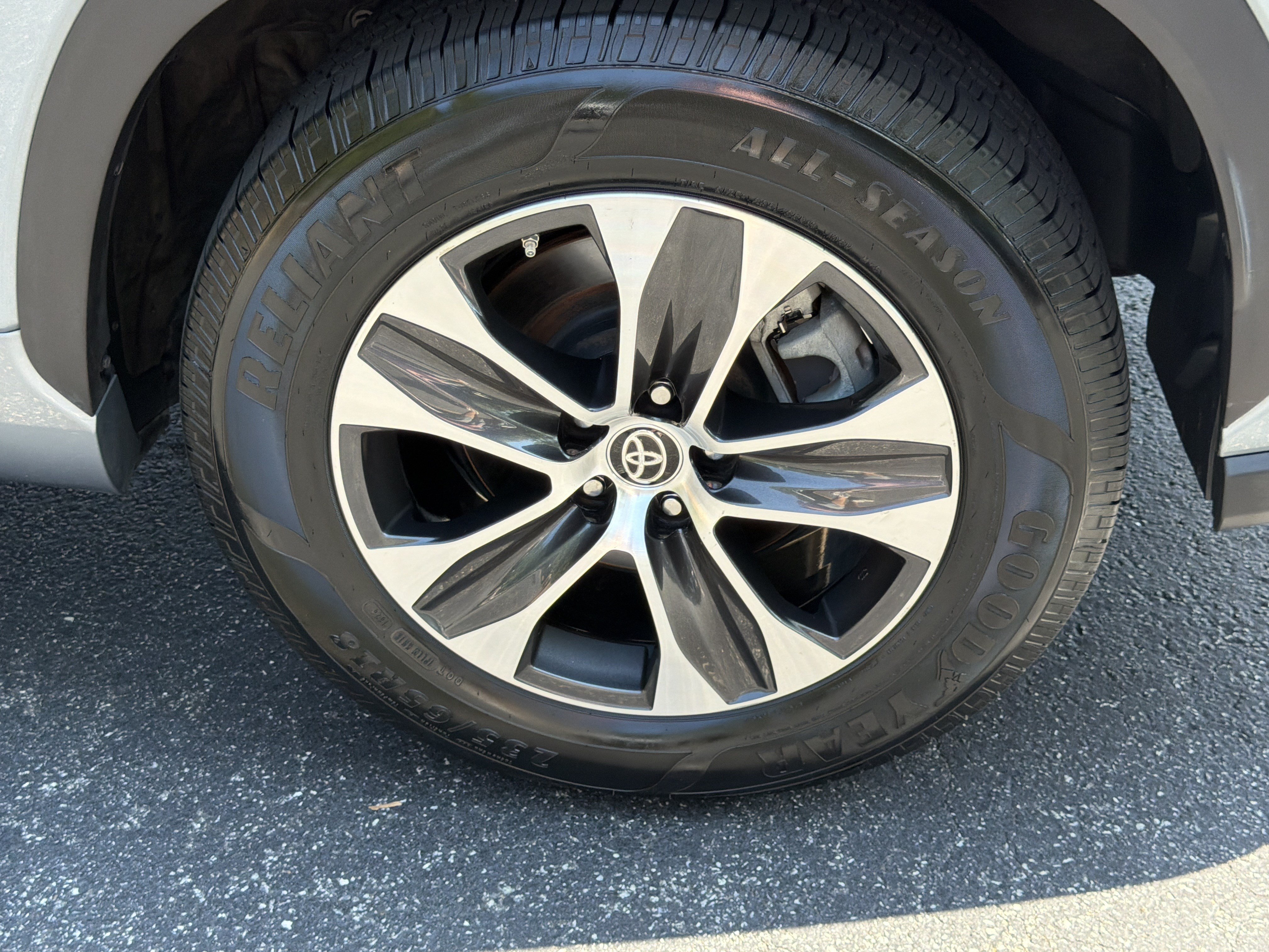 Used 2020 Toyota Highlander XLE FWD image 20