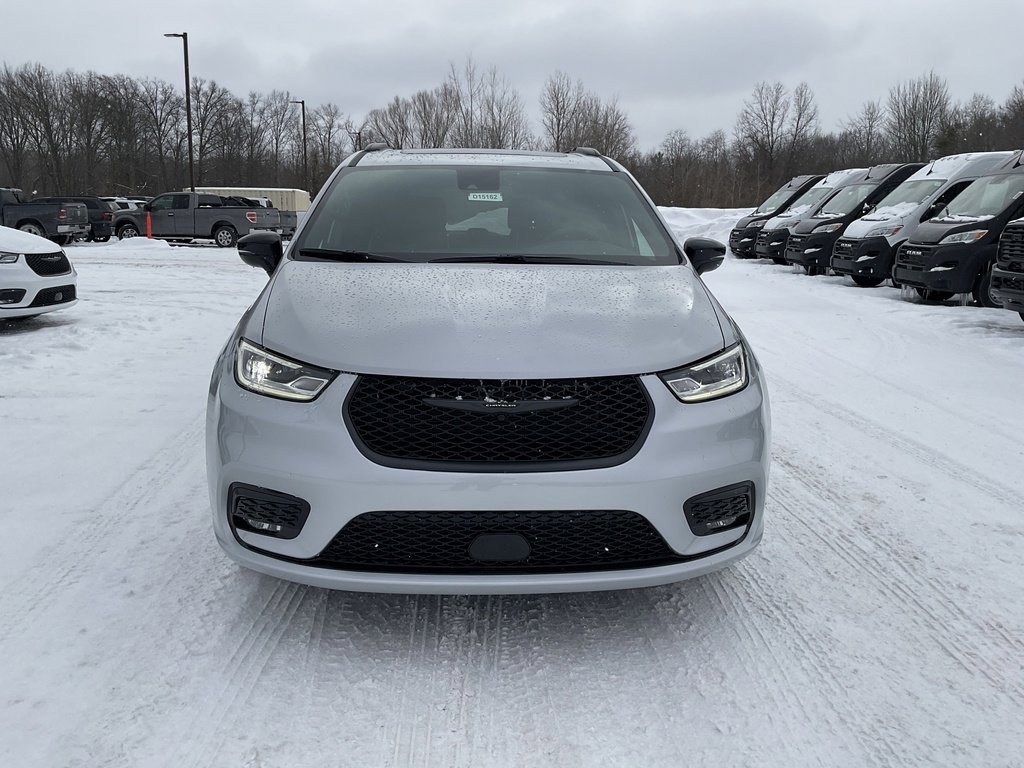 New 2026 Chrysler Pacifica Limited w/ Uconnect Theater Family Group image 2