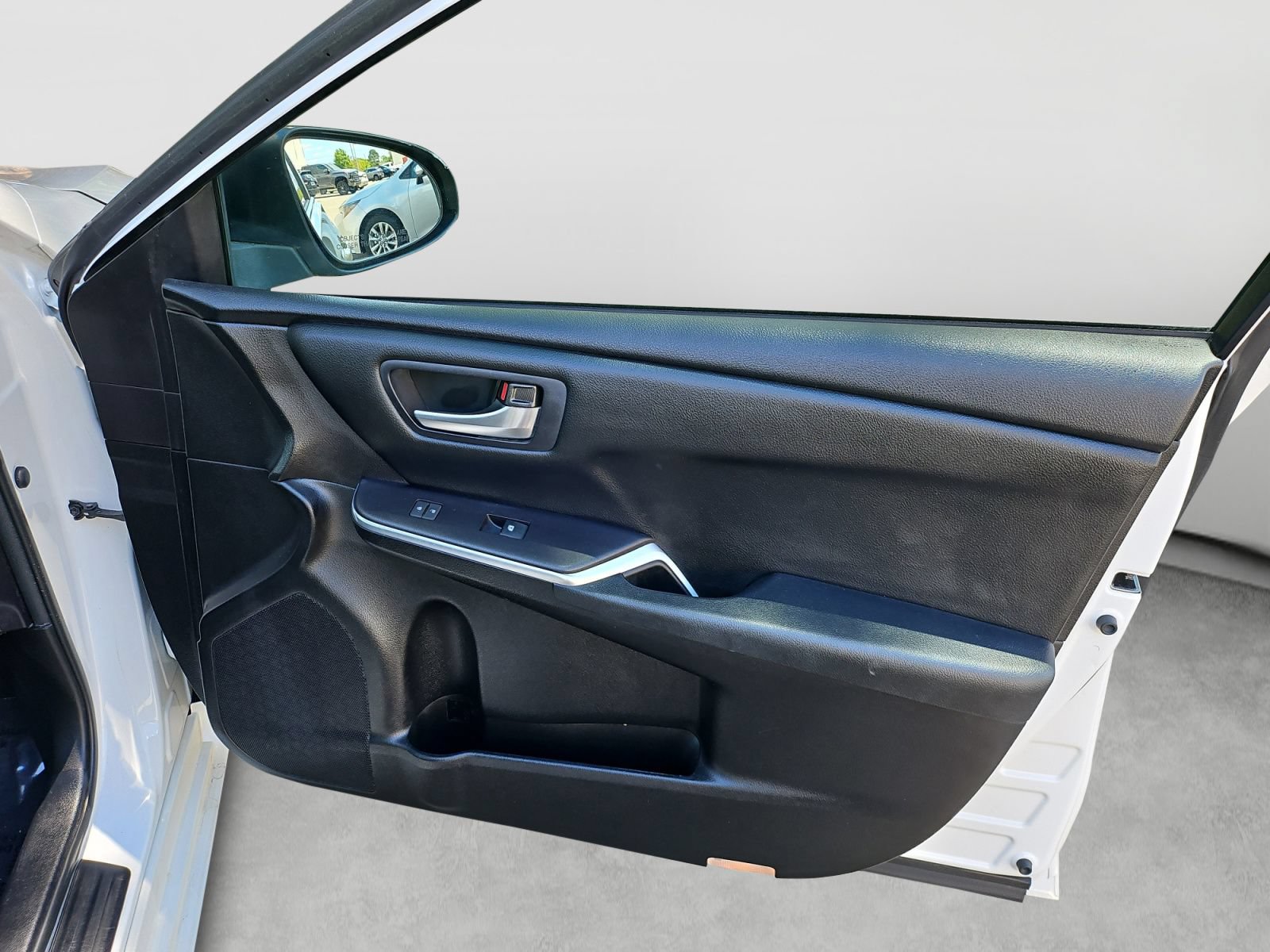 Used 2015 Toyota Camry SE FWD image 33