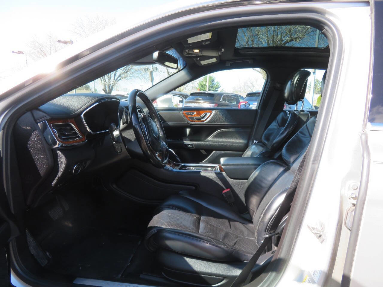 Used 2017 Lincoln Continental Select w/ Continental Climate Package image 6