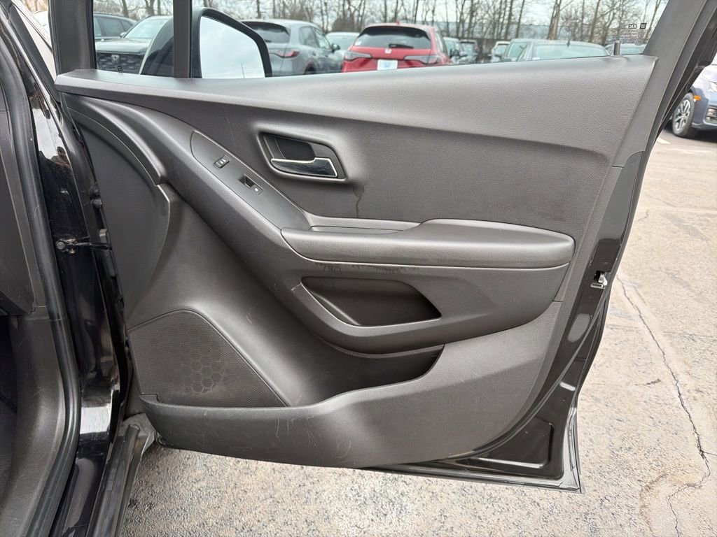 Used 2019 Chevrolet Trax LT w/ LT Convenience Package image 25
