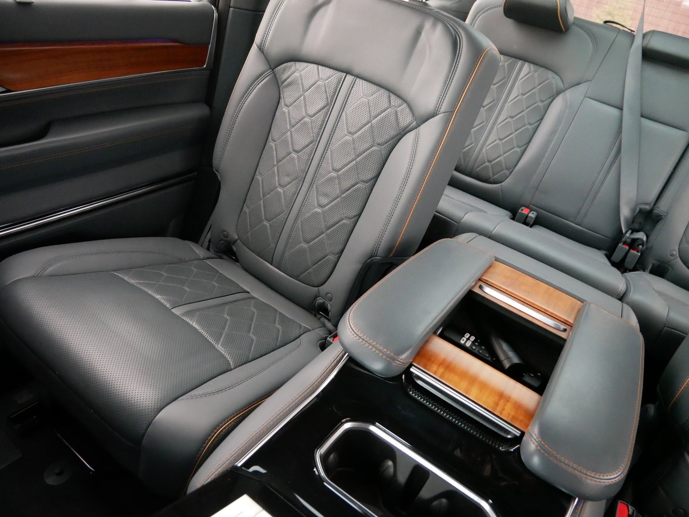 Used 2022 Jeep Grand Wagoneer Series III w/ Rear Seat Video Group 1 image 12