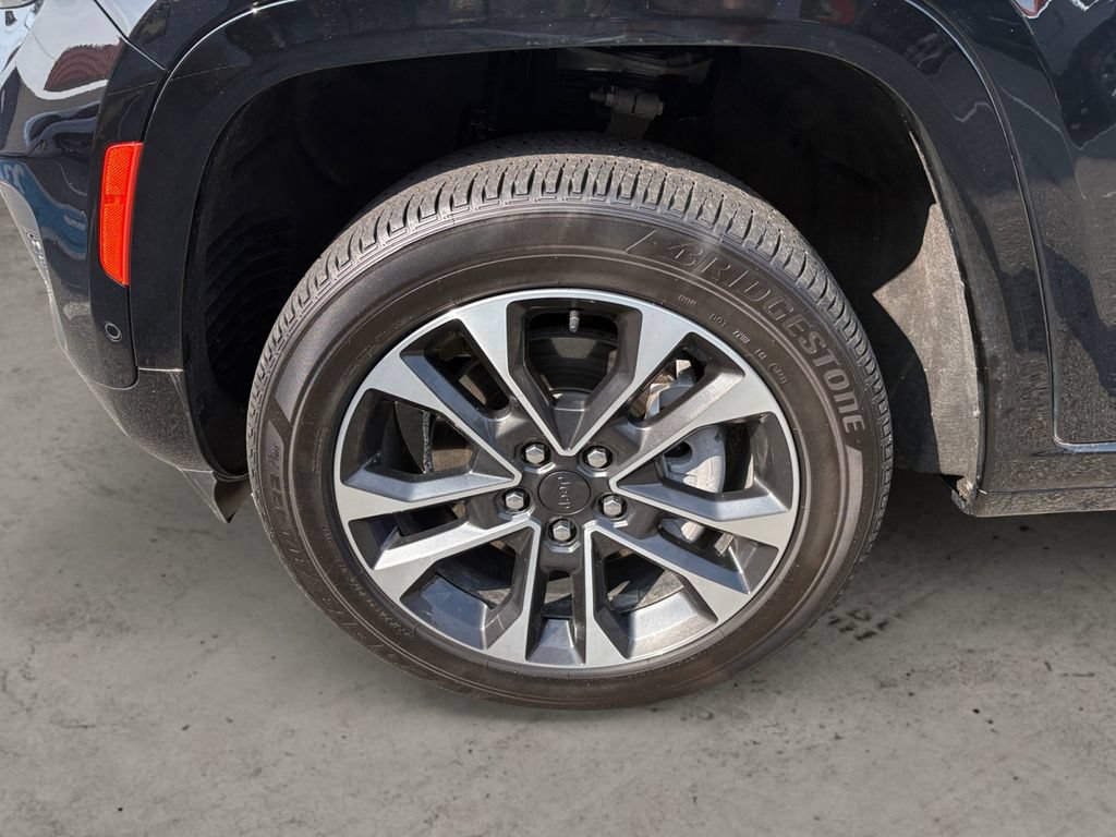 Used 2024 Jeep Grand Cherokee Overland w/ Luxury Tech Group IV AWD/4WD image 14