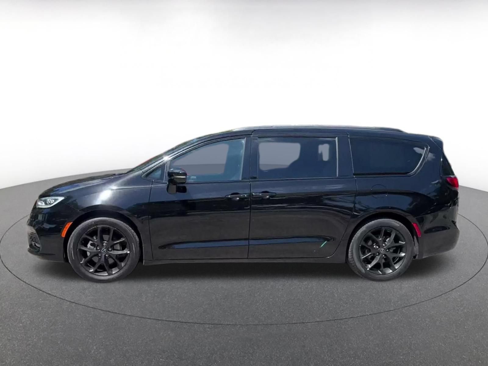 Used 2025 Chrysler Pacifica Limited FWD image 7