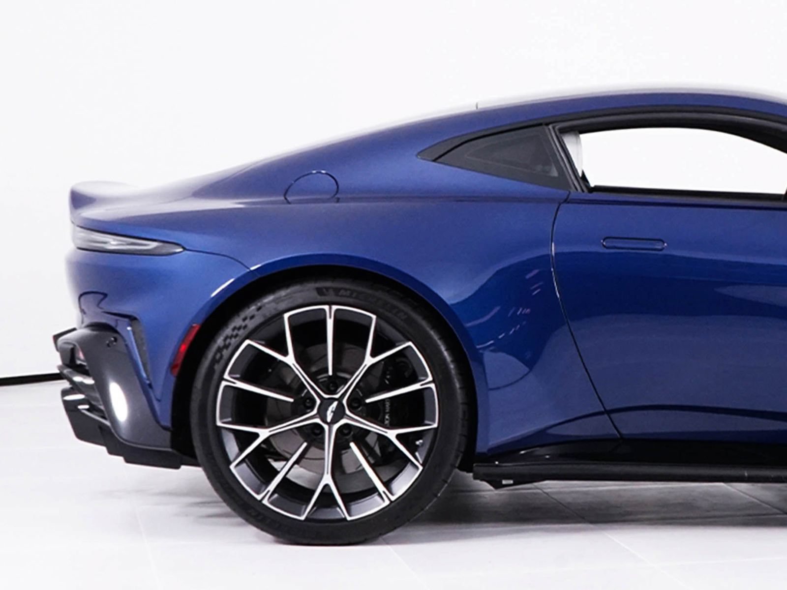 Used 2025 Aston Martin V8 Vantage Coupe RWD image 14