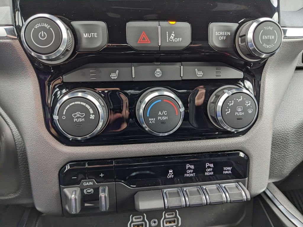 New 2026 RAM 1500 4x4 Crew Cab image 33