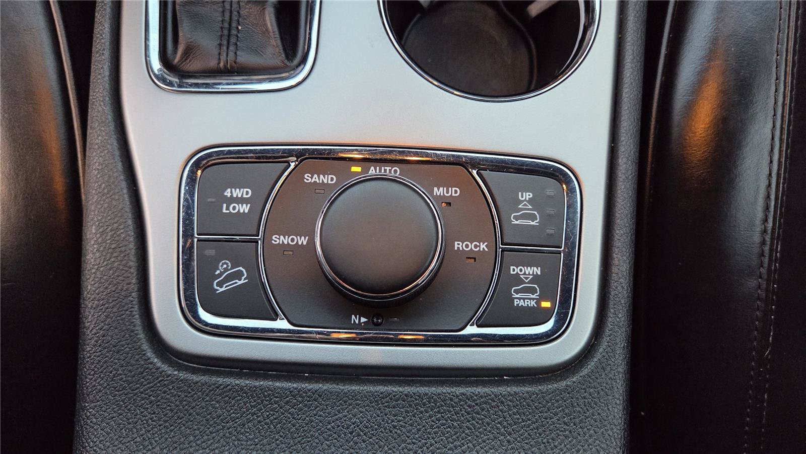 Used 2018 Jeep Grand Cherokee Overland AWD/4WD image 24