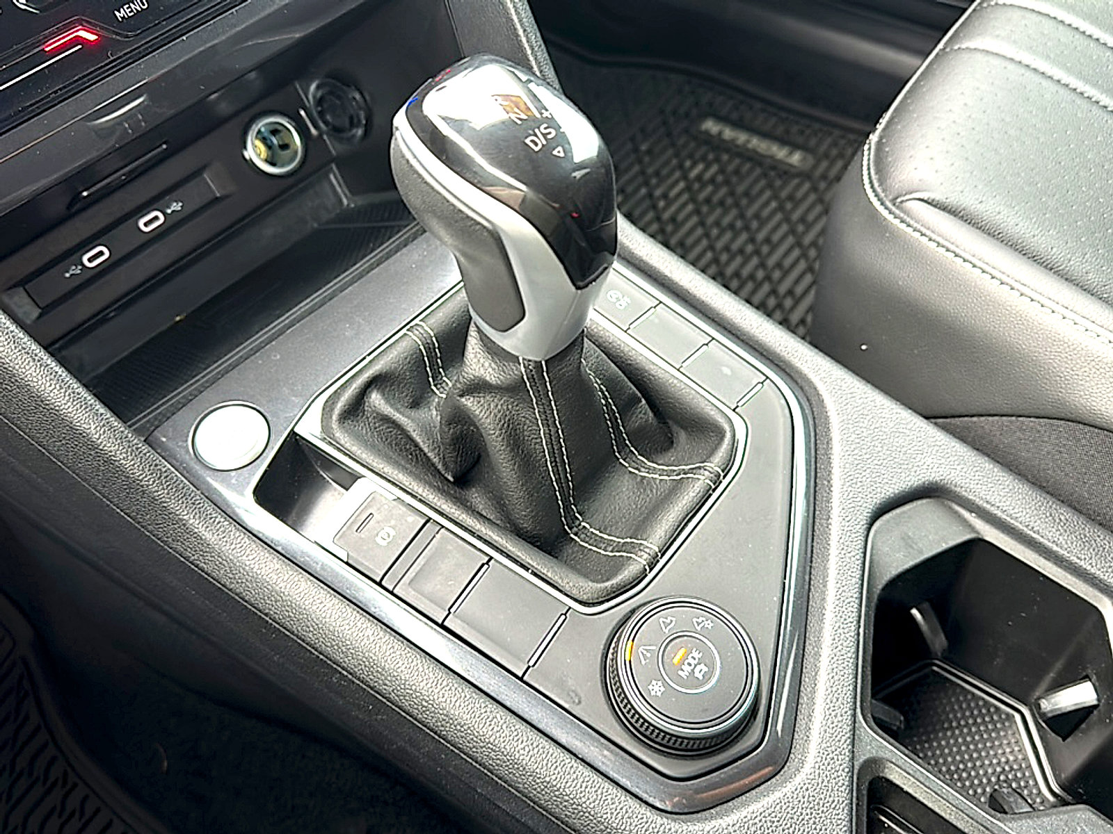 Used 2024 Volkswagen Tiguan SE image 34