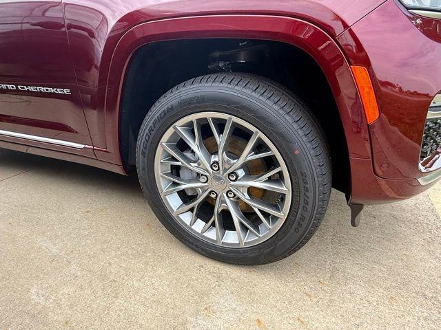 New 2025 Jeep Grand Cherokee Summit w/ Luxury Tech Group V image 4