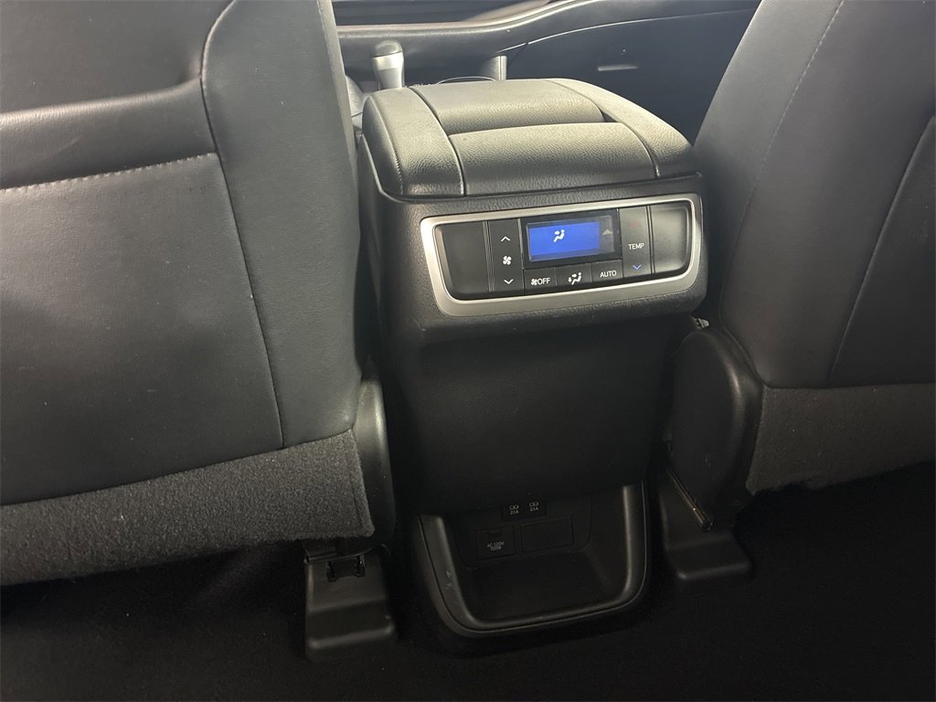 Used 2019 Toyota Highlander XLE image 17