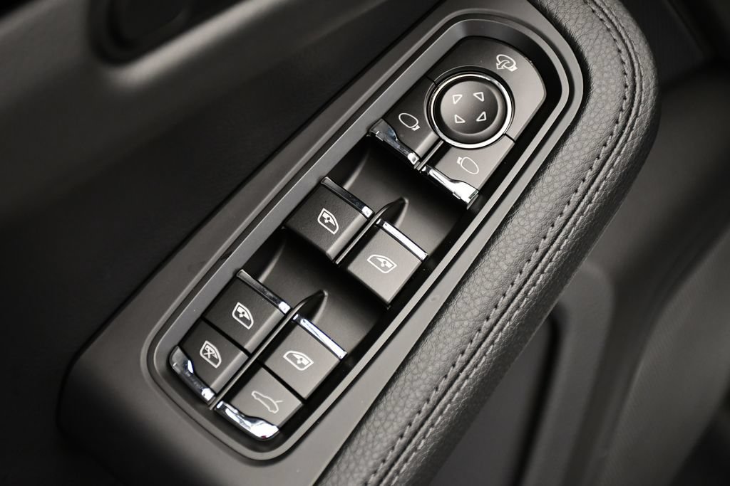 Certified 2026 Porsche Macan Turbo AWD/4WD image 37