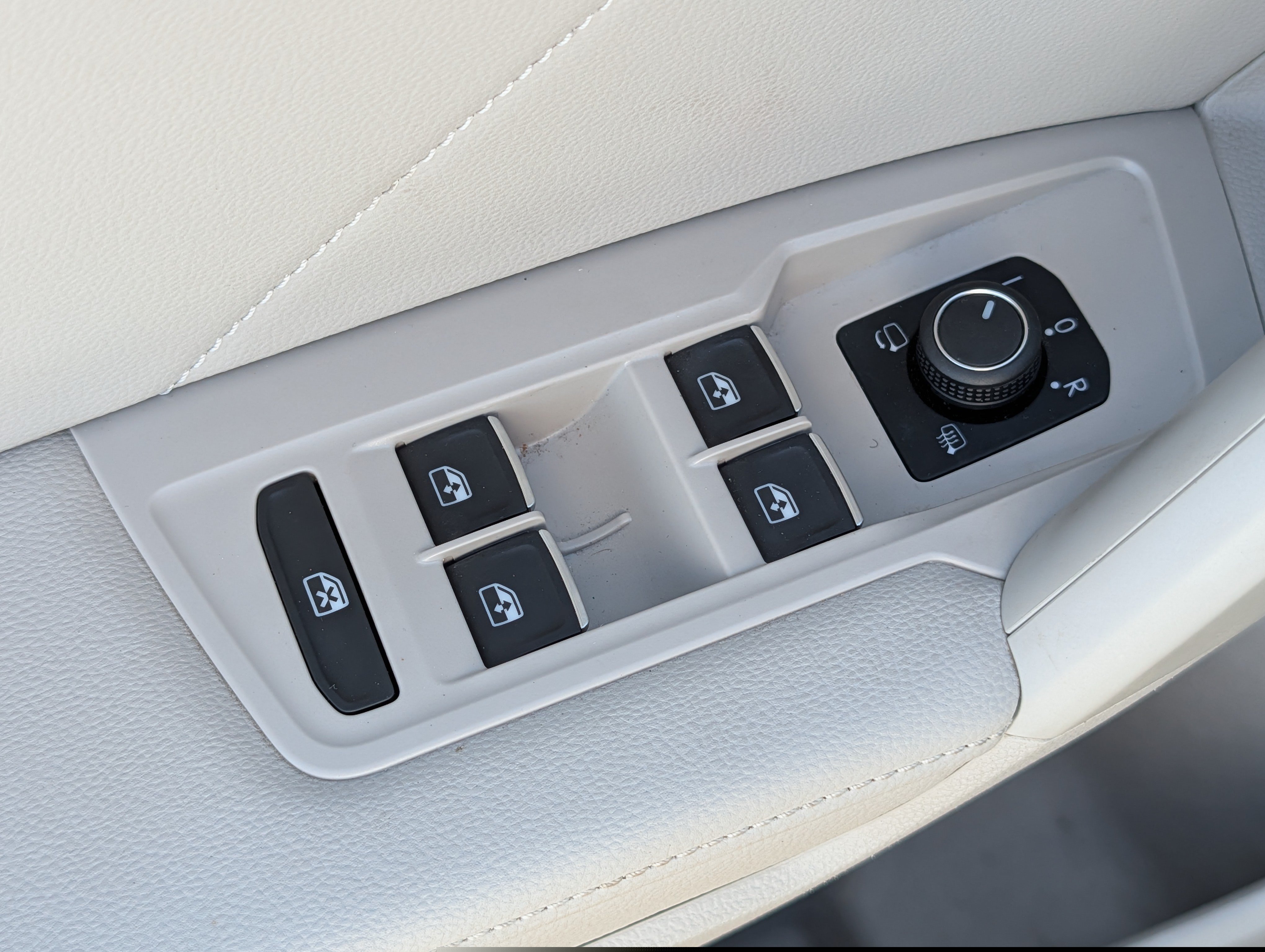 Certified 2023 Volkswagen Tiguan SEL R-Line AWD/4WD image 19